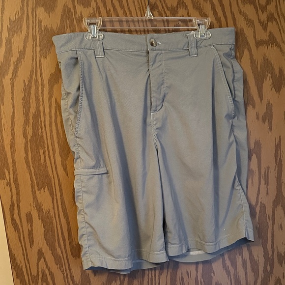 Columbia Other - Columbia Men's Cargo Shorts in Light Gray
